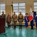 06.03.2022. Dobromierz w gminie Kluczewsko. Bieg Tropem Wilczym. Przemawia Puchar i dyplom wręcza minister Jan Józef Kasprzyk - szef Urzędu do Spraw Kombatantów i Osób Represjonowanych / Dionizy Krawczyński / Radio Kielce