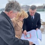 04.04.2022. Bieliny. Rozpoczęcie przebudowy boiska sportowego. Na zdjęciu (od lewej): Krzysztof Słoń - senator PiS, Anna Krupka - wiceminister sporu i turystyki i Sławomir Kopacz - wójt gminy Bieliny / Paulina Michta / Radio Kielce