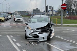 26.04.2022. Kielce. Kolizja na skrzyżowaniu ul. Wapiennikowej i Tarnowskiej / Wiktor Taszłow / Radio Kielce