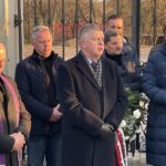 09.04.2022. Ostrowiec Świętokrzyski. Upamiętnienie ofiar katastrofy smoleńskiej. Na zdjęciu (od lewej): ks. Jan Sarwa - proboszcz parafii pw. św. Michała Archanioła w Ostrowcu Św., za nim Dariusz Kaszuba - radny miejski PiS, Paweł Walesic - radny powiatowy PiS, senator Jarosław Rusiecki, Krzysztof Ołownia, Magdalena Zieleń - radna wojewódzka PiS, Janusz Gołdyn - radny powiatowy PiS / Emilia Sitarska / Radio Kielce