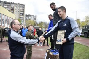 27.04.2022. Ostrowiec Św. Dzień sportu u terytorialsów / ppor. Daniel Woś / ŚBOT