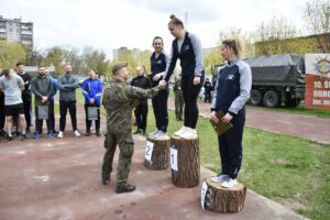 27.04.2022. Ostrowiec Św. Dzień sportu u terytorialsów / ppor. Daniel Woś / ŚBOT