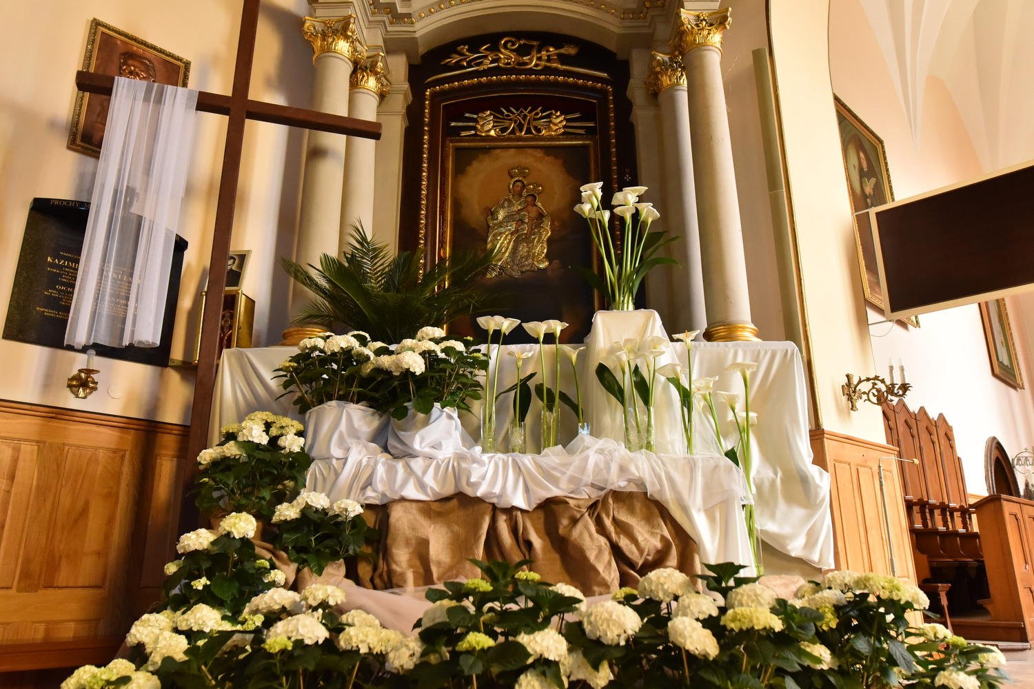 Róże, miedziane stągwie przy Grobie Pańskim w Końskich