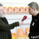 02.04.2022. Kielce. Mecz I ligi piłkarzy ręcznych: AZS UJK Kielce - MTS Chrzanów. Na zdjęciu (od lewej): Marek Cender - Radio Kielce i Tomasz Błaszkiewicz-  trener AZS UJk Kielce / Krzysztof Klimek