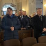 09.04.2022. Ostrowiec Świętokrzyski. Upamiętnienie ofiar katastrofy smoleńskiej. Na zdjęciu (od lewej): Krzysztof Wojtachnio, Magdalena Zieleń - radna wojewódzka PiS, Zbigniew Duda - radny powiatowy PiS, Paweł Walesic - radny powiatowy PiS, Emilia Łupina - radna powiatowa PiS, senator Jarosław Rusiecki / Emilia Sitarska / Radio Kielce