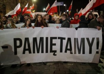 10.04.2022. Warszawa. Obchody 12. rocznicy katastrofy smoleńskiej. „Marsz Pamięci" upamiętniający ofiary katastrofy smoleńskiej / Albert Zawada / PAP