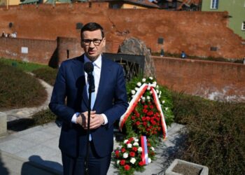 13.04.2022. Warszawa. Premier Mateusz Morawiecki podczas wypowiedzi dla mediów w trakcie uroczystych obchodów Dnia Pamięci Ofiar Zbrodni Katyńskiej przed Pomnikiem Katyńskim w Warszawie / PAP/Marcin Obara