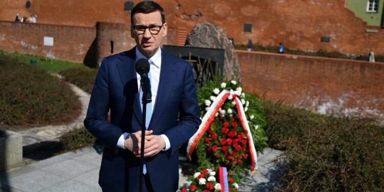 13.04.2022. Warszawa. Premier Mateusz Morawiecki podczas wypowiedzi dla mediów w trakcie uroczystych obchodów Dnia Pamięci Ofiar Zbrodni Katyńskiej przed Pomnikiem Katyńskim w Warszawie / PAP/Marcin Obara