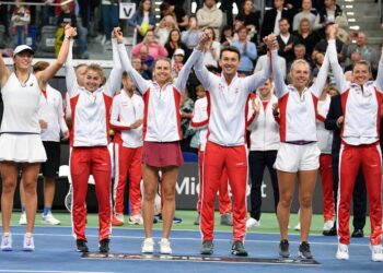 16.04.2022. Radom. Na zdjęciu (od lewej): Iga Świątek, Maja Chwalińska, Magda Linette, Dawid Celt, Magdalena Fręch i Alicja Rosolska cieszą się z awansu do finałowego turnieju tenisowego Pucharu Billie Jean King po wygranym pojedynku Świątek z Rumunką Andreeą Prisacariu 2:0 (6:0, 6:0) w Radomiu / PAP/Piotr Polak