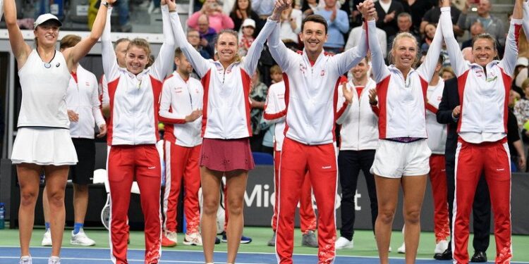 16.04.2022. Radom. Na zdjęciu (od lewej): Iga Świątek, Maja Chwalińska, Magda Linette, Dawid Celt, Magdalena Fręch i Alicja Rosolska cieszą się z awansu do finałowego turnieju tenisowego Pucharu Billie Jean King po wygranym pojedynku Świątek z Rumunką Andreeą Prisacariu 2:0 (6:0, 6:0) w Radomiu / PAP/Piotr Polak