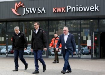 20.04.2022. Pawłowice (woj. śląskie). Premier Mateusz Morawiecki (w środku) i wojewoda śląski Jarosław Wieczorek (z lewej) wzięli udział w wypowiedzi dla mediów przed budynkiem kopalni Jastrzębskiej Spółki Węglowej Pniówek w Pawłowicach. Minionej nocy w kopalni doszło do wybuchu i zapalenia metanu. Do szpitali przewieziono ok. 20 osób / PAP/Zbigniew Meissner