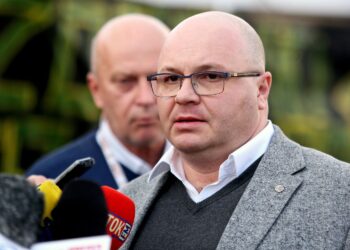 23.04.2022. Jastrzębie-Zdrój. Dyrektor Pracy KWK Borynia - Zofiówka Marcin Gołębiowski podczas wypowiedzi dla mediów przed kopalnią Węgla Kamiennego Borynia-Zofiówka Ruch Zofiówka w Jastrzębiu-Zdroju / Zbigniew Meissner / PAP