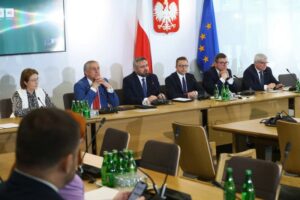 28.04.2022. Warszawa. Przewodniczący komisji, poseł KO Dariusz Joński (trzeci z prawej), wiceprzewodniczący, poseł PiS Jerzy Polaczek (drugi z prawej), poseł KO Maciej Lasek (z prawej), poseł KP Polska 2050 Mirosław Suchoń (trzeci z lewej), poseł Lewicy Wiesław Szczepański (drugi z lewej) oraz posłanka PiS Anna Milczanowska (z lewej) podczas posiedzenia podkomisji stałej do spraw transportu lotniczego w Sejmie w Warszawie. Polska Agencja Żeglugi Powietrznej podpisała porozumienie z przedstawicielami Związku Zawodowego Kontrolerów Ruchu Lotniczego, które ma obowiązywać do 10 lipca br. / PAP/Rafał Guz