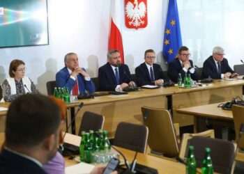 28.04.2022. Warszawa. Przewodniczący komisji, poseł KO Dariusz Joński (trzeci z prawej), wiceprzewodniczący, poseł PiS Jerzy Polaczek (drugi z prawej), poseł KO Maciej Lasek (z prawej), poseł KP Polska 2050 Mirosław Suchoń (trzeci z lewej), poseł Lewicy Wiesław Szczepański (drugi z lewej) oraz posłanka PiS Anna Milczanowska (z lewej) podczas posiedzenia podkomisji stałej do spraw transportu lotniczego w Sejmie w Warszawie. Polska Agencja Żeglugi Powietrznej podpisała porozumienie z przedstawicielami Związku Zawodowego Kontrolerów Ruchu Lotniczego, które ma obowiązywać do 10 lipca br. / PAP/Rafał Guz