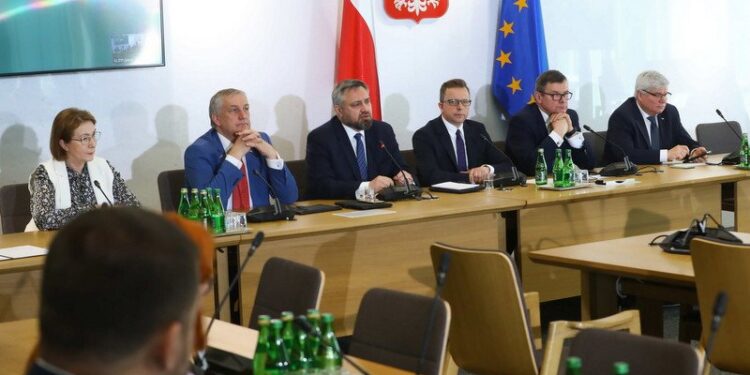 28.04.2022. Warszawa. Przewodniczący komisji, poseł KO Dariusz Joński (trzeci z prawej), wiceprzewodniczący, poseł PiS Jerzy Polaczek (drugi z prawej), poseł KO Maciej Lasek (z prawej), poseł KP Polska 2050 Mirosław Suchoń (trzeci z lewej), poseł Lewicy Wiesław Szczepański (drugi z lewej) oraz posłanka PiS Anna Milczanowska (z lewej) podczas posiedzenia podkomisji stałej do spraw transportu lotniczego w Sejmie w Warszawie. Polska Agencja Żeglugi Powietrznej podpisała porozumienie z przedstawicielami Związku Zawodowego Kontrolerów Ruchu Lotniczego, które ma obowiązywać do 10 lipca br. / PAP/Rafał Guz