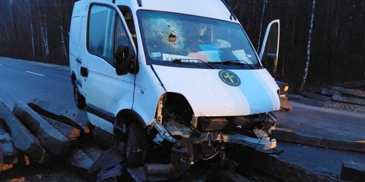 Na zdjęciu: bus ze Starachowic, który dostarczył pomoc humanitarną dla mieszkańców Kijowa, wjechał na minę / Max Ciszek / Facebook