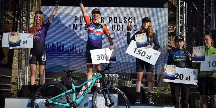 Kinga Żur (Świętokrzyskie Cycling Academy) na najwyższym stopniu podium w kategorii juniorek w rozegranym w Krynicy Zdroju Pucharze Polski MTB XCO UCI / ŚRZK