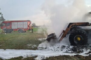 30.04.2022. Rembieszyce. Pożar ciągnika / OSP KSRG Małogoszcz