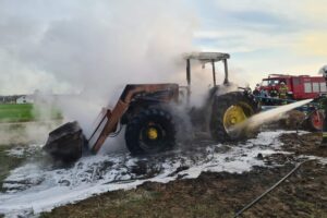 30.04.2022. Rembieszyce. Pożar ciągnika / OSP KSRG Małogoszcz