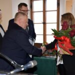 02.04.2022. Sandomierz. Gala "Sandomierzanin 2021 Roku". Na zdjęciu (od lewej): Janusz Stasiak -  zastępca burmistrza Sandomierza, Wojciech Czerwiec - przewodniczący rady miasta, Marcin Marzec - burmistrz Sandomierza, Magdalena Kapłan - Sandomierzanin 2021 Roku / Grażyna Szlęzak-Wójcik / Radio Kielce