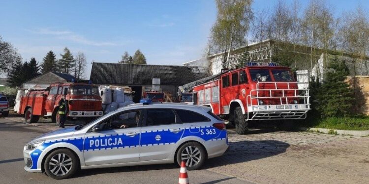 30.04.2022. Piskrzyn. Pożar hali produkcyjnej / Policja