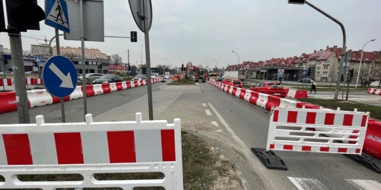 20.04.2022. Kielce. Nowa organizacja ruchu na skrzyżowaniu al. Solidarności i al. Tysiąclecia Państwa Polskiego / Michał Kita / Radio Kielce