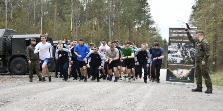 27.04.2022. Ostrowiec Św. Dzień sportu u terytorialsów / ppor. Daniel Woś / ŚBOT