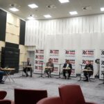 10.04.2022. Kielce. Studio Polityczne Radia Kielce. Na zdjęciu (od lewej): Radosław Podsiadły - Radio Kielce, Tomasz Pleban - PiS, Andrzej Szejna -  Nowa Lewica, Michał Skotnicki - PSL, Łukasz Wasilewski - Konfederacja Ruch Narodowy, Wiktor Pytlak - PO / Sebastian Kalwat / Radio Kielce