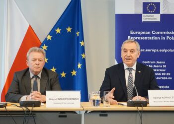 Komisarz ds. rolnictwa w UE Janusz Wojciechowski oraz wicepremier Henryk Kowalczyk podczas briefingu / MRiRW