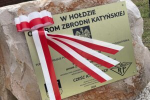 23.04.2022. Bodzentyn. Odsłonięcie obelisku upamiętniającego policjantów zamordowanych w Katyniu / Anna Głąb / Radio Kielce