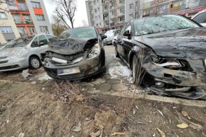 03.04.2022. Kielce. Parking przy ulicy Źródłowej. Zniszczone samochody / Wiktor Taszłow / Radio Kielce