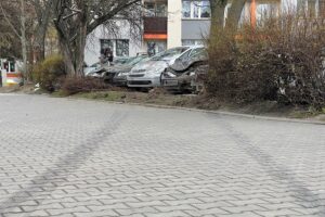 03.04.2022. Kielce. Parking przy ulicy Źródłowej. Zniszczone samochody / Wiktor Taszłow / Radio Kielce
