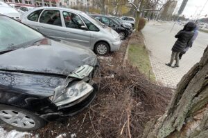 03.04.2022. Kielce. Parking przy ulicy Źródłowej. Zniszczone samochody / Wiktor Taszłow / Radio Kielce