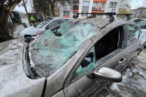 03.04.2022. Kielce. Parking przy ulicy Źródłowej. Zniszczone samochody / Wiktor Taszłow / Radio Kielce