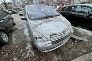 03.04.2022. Kielce. Parking przy ulicy Źródłowej. Zniszczone samochody / Wiktor Taszłow / Radio Kielce