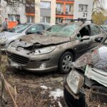 03.04.2022. Kielce. Parking przy ulicy Źródłowej. Zniszczone samochody / Wiktor Taszłow / Radio Kielce