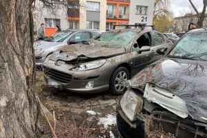 03.04.2022. Kielce. Parking przy ulicy Źródłowej. Zniszczone samochody / Wiktor Taszłow / Radio Kielce