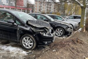 03.04.2022. Kielce. Parking przy ulicy Źródłowej. Zniszczone samochody / Wiktor Taszłow / Radio Kielce