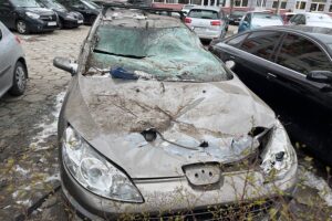 03.04.2022. Kielce. Parking przy ulicy Źródłowej. Zniszczone samochody / Wiktor Taszłow / Radio Kielce