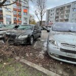 03.04.2022. Kielce. Parking przy ulicy Źródłowej. Zniszczone samochody / Wiktor Taszłow / Radio Kielce