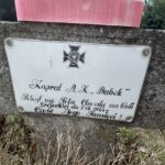 11.04.2022. Ćmielów. Kwatera partyzancka na cmentarzu parafialnym / Emilia Sitarska / Radio Kielce