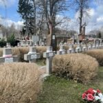 11.04.2022. Ćmielów. Kwatera partyzancka na cmentarzu parafialnym / Emilia Sitarska / Radio Kielce