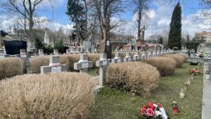 11.04.2022. Ćmielów. Kwatera partyzancka na cmentarzu parafialnym / Emilia Sitarska / Radio Kielce