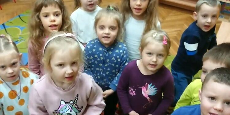 Dzieci z Przedszkola Samorządowego Nr 23 w Kielcach nagrały film, w którym pozdrawiają nas w Światowym Dniu Radia / YouTube / screen