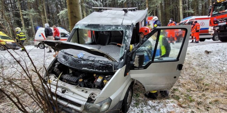 2.04.2022. Muszynka. Wypadek busa / KM PSP w Nowym Sączu