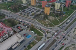 20.04.2022 Kielce. Skrzyżowanie ulic Solidarności, Radomskiej i Tysiąclecia. Korek / Jarosław Kubalski / Radio Kielce