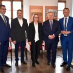 02.04.2022. Sandomierz. Gala "Sandomierzanin 2021 Roku". Na zdjęciu (od lewej): Marcin Marzec - burmistrz Sandomierza, Wojciech Czerwiec - przewodniczący rady miasta, Magdalena Kapłan - Sandomierzanin 2021 Roku, Janusz Stasiak - zastępca burmistrza Sandomierza, Marcin Piwnik - starosta sandomierski / Grażyna Szlęzak-Wójcik / Radio Kielce