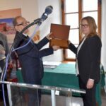 02.04.2022. Sandomierz. Gala "Sandomierzanin 2021 Roku". Na zdjęciu (od lewej): Danuta Paszkowska, Marek Rożek - prezes Klubu Miłośników Sandomierza, Magdalena Kapłan - Sandomierzanin 2021 Roku / Grażyna Szlęzak-Wójcik / Radio Kielce