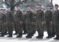 25.04.2022. Kielce. Bukówka. Elewi biorący udział w szkoleniu przygotowawczym otrzymali broń / CPdMZ