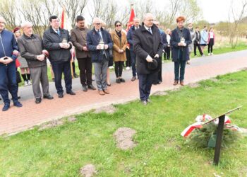 29.04.2022. Aleja Katyńska w Końskich. Oddanie hołdu konecczanom, którzy zginęli w Katyniu i innych miejscach kaźni w Rosji / Magdalena Galas-Klusek / Radio Kielce